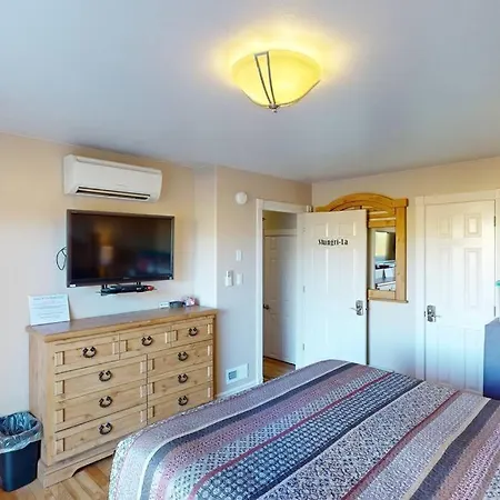 Tacit Shadow Resort Shangri-La King Suite, Gym, Coffee Bar, Hot-Tub, Free Laundry, Food Available